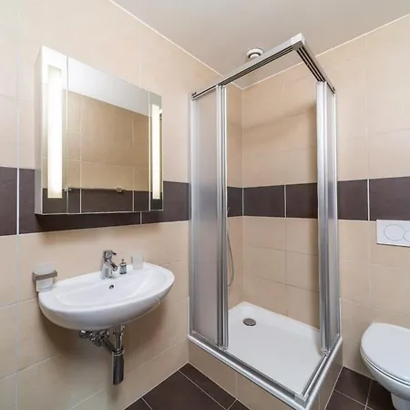 Miramonte Double Lake View Room بيت شباب مونترو